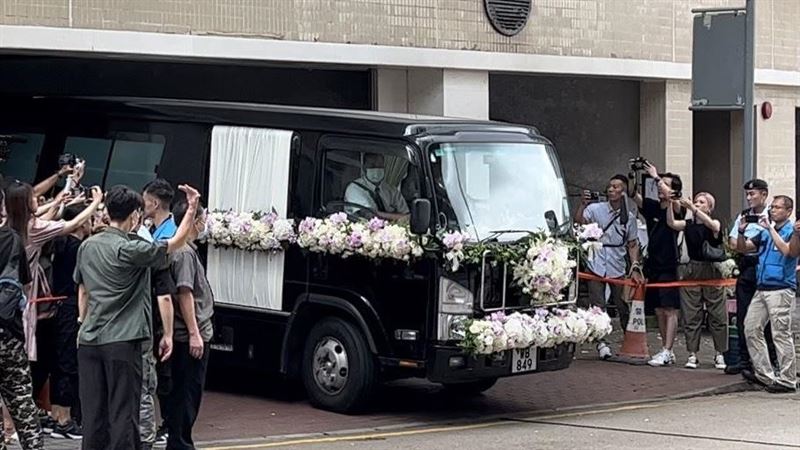 李玟靈車曝光！側邊插滿白色紫色花朵