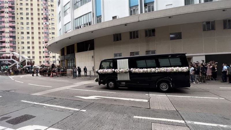 李玟粉絲急追靈車　哭到發抖喊：coco等我