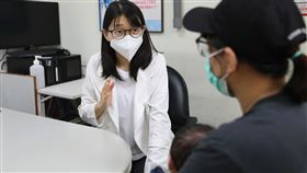 楊筱惠醫師叮嚀，當寶寶持續發生嘔吐，爸媽應注意嘔吐內容物、顏色以及嘔吐與喝奶時間的間隔，並就醫排除是否有幽門肌肉肥厚問題。（圖／翻攝自花蓮慈濟醫院粉專）