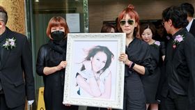 李玟二姐手捧遺照（圖／記者鄭尹翔）