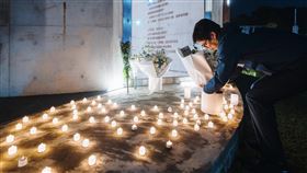 陳其邁帶著鮮花及燭光前往81氣爆公園弔念曾經的傷者及罹難者。（圖／翻攝自陳其邁臉書）