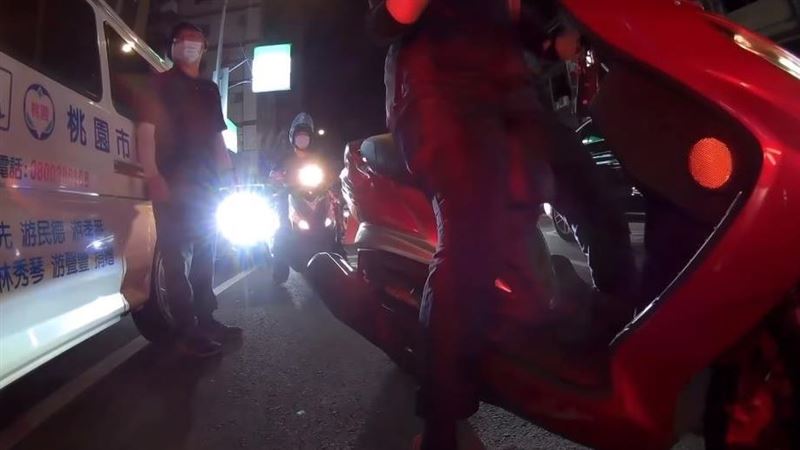 等紅燈突開車門！康復巴士反嗆騎士去申訴