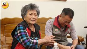 不捨母親鐵窗外流的淚　「十大槍擊要犯」段樹文成民代下跪謝親恩（圖／CTWANT提供）