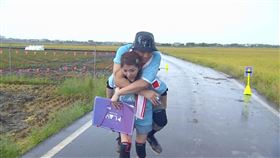 阿弟（上）腰傷，老婆Mei驚天一背。（圖／好看娛樂提供）