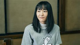 新垣結衣在《GHOST BOOK 妖怪圖鑑》飾演老師。（圖／車庫娛樂提供）