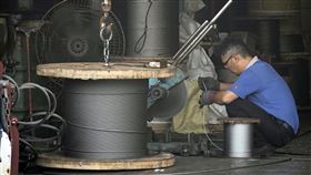 無薪假增872人  製造業占最多（2）勞動部6日公布勞工行政主管機關通報因應景氣影響勞雇雙方協商減少工時事業單位計2427家，實施人數1萬8716人，較24日公布實施的單位增加43家，人數也增加872人；這次增加人數較多的是製造業，共增747人。圖為高雄市鹽埕區民生工業製造業者工作情形。中央社記者董俊志攝  112年4月6日