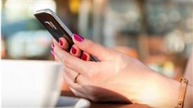 ▲陳男騎機車在澎湖自撞路燈死亡，妻兒在整理手機遺物時，竟發現陳男與黃女多張同宿出遊照片。（示意圖／pixabay）