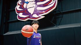 試訓期間表現亮眼，「跳跳人」劉光尚與攻城獅正式簽約。（圖／新竹街口攻城獅提供）
