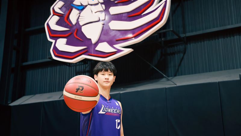 攻城獅簽落選秀！「跳跳人」新球季披紫衫