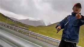 路邊看風景要收錢？遊客臨停遠望也被趕　員工嗆「沒買票不能看」！