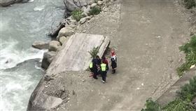 嘉義市阿里山鄉山美大橋下發生溯溪團員頭部撞傷事故。（嘉義縣消防局提供）