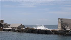 澎湖離島海堤破碎待整修颱風杜蘇芮使澎湖災損嚴重，縣長陳光復1日率縣府建設、工務等單位前往七美、望安等離島視察，期望早日解決災後受損問題。圖為破碎的海堤。（澎湖縣政府提供）中央社  112年8月1日