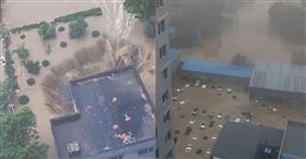 中國河北省涿州市「水尚仁佳」社區淹水。（圖／翻攝自微博）