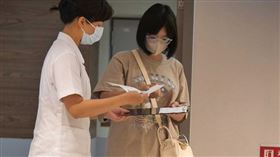 李佳穎十分專心聽著醫護人員交代就診事項，看來她近來很努力在調養好孕體質。（圖／本刊攝影組）