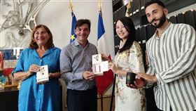 格拉斯市長魏奧德與開蘭茶謝心怡格拉斯市長魏奧德（左2）7月23日接見謝心怡（右2），贈與格拉斯百年烘焙坊特殊香料製作出的蠟燭；謝心怡回贈開蘭茶世界獲獎經典茶品。魏奧德積極牽線，期待探詢台灣茶香水、茶葉精油的可能性。（謝心怡提供）中央社記者曾婷瑄巴黎傳真112年8月2日