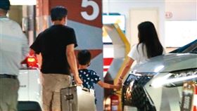 17：41，下了多元計程車後，柯叔元和兩人走往高鐵站方向。（圖／鏡週刊提供）