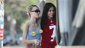 莉莉蘿絲（左）和女友070Shake愛得正火熱。（圖／美聯社、達志影像）