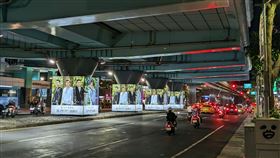 忠孝復興站體下方的巨型燈箱廣告。（圖／翻攝自企鵝交通手札臉書）