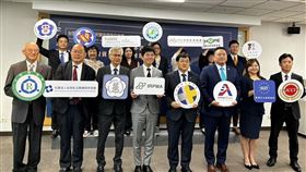 醫界、學界、商會與病友等14個團體今日倡議籲跨黨跨部會打破成本迷思，將醫療保健支出視為對健康的投資。（圖／記者簡浩正攝影）