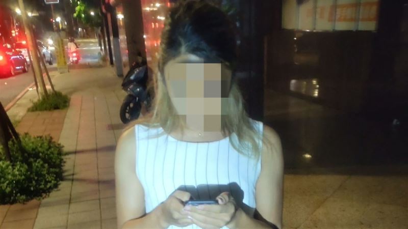 金髮妹深夜街頭閒晃　竟是港男當車手變裝