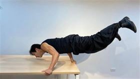 衛子雲展現超強核心與氣功絕技。（圖／翻攝自衛子雲臉書）