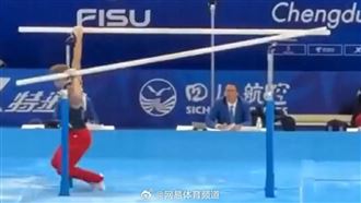 世大運雙槓突塌選手險摔　官方：教練問題