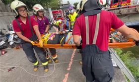 婦連人帶車暴衝4米深大水溝休假消防員火速趕抵救援　（圖／桃園電子報）