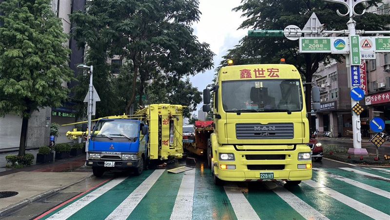 吊車大王的車「掉了」差1米輾壓貨車駕駛