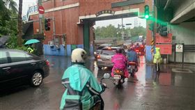 汐止吉林街水門開啟  警方疏導交通恢復正常新北市政府警察局汐止分局表示，台北市政府17日下午4時開啟吉林街水門後，交通大致順暢，18日上午仍下雨，警方預期車流量龐大，提前規劃、加倍動員近百名警力，在汐止區各重要交通地段疏導上班車流。（民眾提供）中央社記者高華謙傳真  111年10月18日