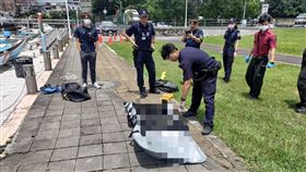 ▲北投關渡前方的中港河碼頭飄來浮屍。（圖／民眾提供）