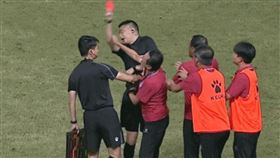 ▲瀋陽城市隊官員段鑫掌摑裁判（圖／翻攝自澎湃新聞微博視頻）