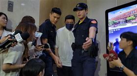 ▲檢警首度傳訊NONO，訊後50萬元交保。離開時，NONO低頭不發一語。（圖／記者楊佩琪攝）