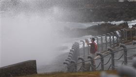 颱風逼近  潮境公園掀浪花（3）颱風杜蘇芮來襲，氣象局26日預估，杜蘇芮在27日晚上到28日清晨最接近西南部地區，不排除有劇烈風雨。圖為26日基隆潮境公園，民眾拿著手機在岸際拍攝浪花。中央社記者趙世勳攝  112年7月26日