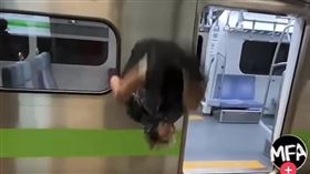 TikTok創作者「MFA中輟跑酷少年團」利用區間車拍抖音。（圖／翻攝網路）