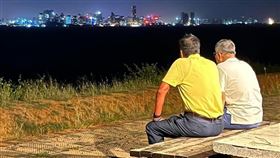 新黨主席吳成典貼出照片，寫下2023-5-30，農曆四月十二日金門「迎城隍」，兩位阿伯柯文哲、郭台銘到小金門看廈門夜景！（圖／翻攝自吳成典臉書）
