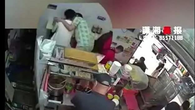 長太帥讓女路人「翻過重重障礙」強吻他！