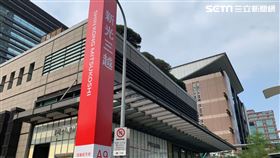 信義區人潮，信義區，疫情人潮，行人，威秀影城，新光三越，（圖／記者劉沛妘攝影）