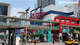 信義區人潮，信義區，疫情人潮，行人，威秀影城，新光三越，（圖／記者劉沛妘攝影）