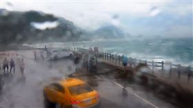 東北角赫見有民眾前往海邊觀浪。（圖／翻攝自東北角暨宜蘭海岸國家風景管理處YouTube直播）