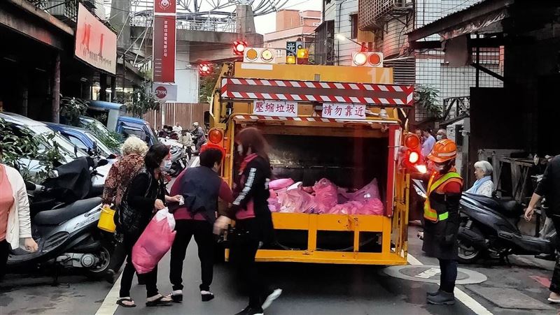 颱風天在家躲好　雙北市垃圾車不開了