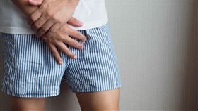 夜間多尿需多次中斷睡眠如廁，不僅影響隔天精神與體力，研究證實恐進一步影響性慾與勃起功能。（示意圖／台灣尿失禁防治協會提供）