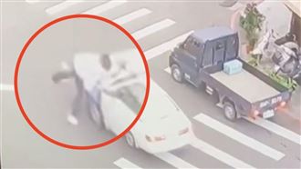 姐弟戀大街吵架…她趴引擎蓋拖50米還被輾