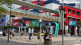 信義區人潮，信義區，疫情人潮，行人，威秀影城，新光三越，（圖／記者劉沛妘攝影）