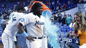 ▲馬林魚新同學貝爾換穿球衣首戰5打數4安打還開轟，賽後受訪被隊友運動飲料桶伺候。（圖／美聯社／達志影像）