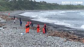 台東縣東河鄉都蘭村沙灘外海有人在颱風天游泳被大浪捲走。（圖／翻攝畫面）