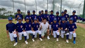 ▲統一獅捕手林岱安帶披薩慰勞U12少棒小將。（圖／中華棒協提供）