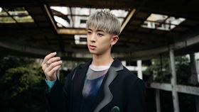 林亭翰找黃偉晉合作對唱〈借你的光〉，成全新情歌男男CP。