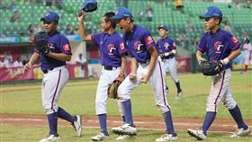 U12世界盃複賽  台灣首戰對多明尼加（3）U12世界盃棒球賽複賽賽程3日起繼續在台南登場，台灣隊首戰與多明尼加隊交手，台灣小將拚勁十足，5局下遇亂流但成功化解危機，球員下場時振臂歡呼，終場台灣順利以4比0收下勝利。中央社記者裴禛攝  112年8月3日