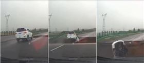 恐怖暴雨！他疾駛高速公路「掉進巨坑裡」（圖／翻攝微博）