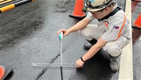 竹北天坑案旁勝利二路凹陷0.6公分 鄰竹北市天坑道路，豐邑建設因公單位檢測附近道路結果地質狀態穩定，進行受損道路勝利二路修復後，被發現有凹陷0.6公分，竹縣府2日說，目前以三角錐圈圍警示，下午將進行現勘。豐邑建設說，在獲報勝利二路出現疑似凹陷時，立即派員前往勘查，在凹陷處最大下陷值約0.6公分。（豐邑建設提供）中央社記者郭宣(文三)傳真 112年8月2日